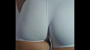 Cliente pediu um v&iacute_deo com shorts branco marcando a calcinha
