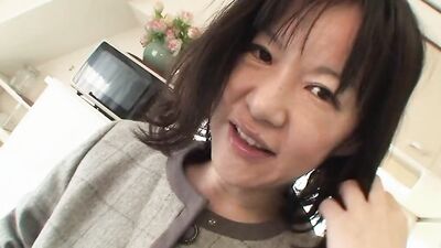 Asian mature MILF wife in amateur homemade porn 4
