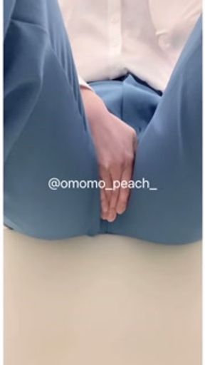 【クレーム対応の電話が長引いておもらし】#omorashi #peeaccident #desperation wetting #pee desperation