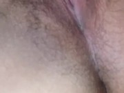Metí un dedo en mi culo y mi coño se mojó