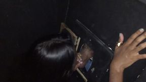 novinha ninfeta foi conhecer o swing e arrumou dois pirocudos pra gozar na boca dela no glory hole jasmine santanna