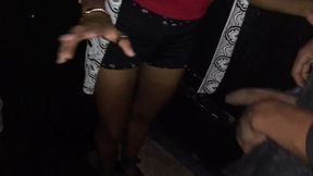 novinha ninfeta foi conhecer o swing e arrumou dois pirocudos pra gozar na boca dela no glory hole jasmine santanna