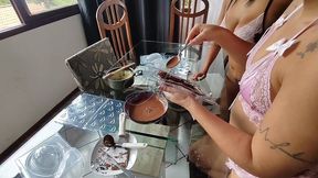eu e a bruna carlos resolvemos fazer ovos de pascoa, mas a brincadeira acabou em sexo