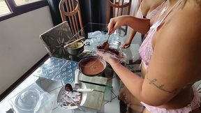eu e a bruna carlos resolvemos fazer ovos de pascoa, mas a brincadeira acabou em sexo
