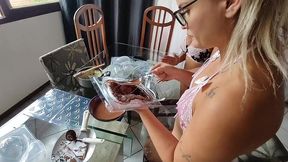 eu e a bruna carlos resolvemos fazer ovos de pascoa, mas a brincadeira acabou em sexo
