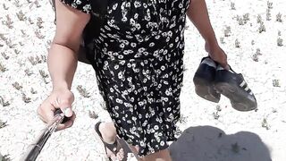 lindas piernas de trans con minivestido y sandalias camina en publico muy caliente