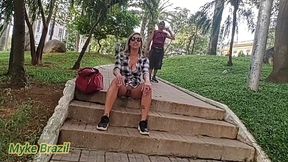 eu estava paceando pelo centro de sp e encontrei uma mulher na praca ela estava sentada de perna aberta e sem calcinha eu cumprimentei ela. e e covidei ela para ir na minha casa e ela aceitou