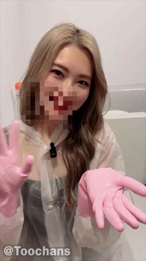 [Glove fetish] Raincoat gals gently clean you ? Glove washing play in the bath