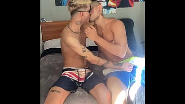 Encontrei um novinho no aplicativo. Só não sabia que ele era tão gostoso.
