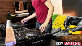 ”After some electro music this twink just loves to jerk off”