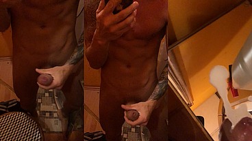 I masturbate very horny in front of the mirror