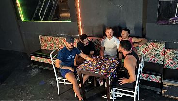 AMIGOS SE ENCONTRAM NO RESTAURANTE, PERDEM O CONTROLE E FAZEM UMA SURUBA ALI MESMO, ATE A GARCONETE GRAVOU