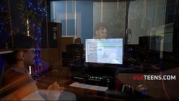 Latina Singer Glitches In The Studio | UseTeens