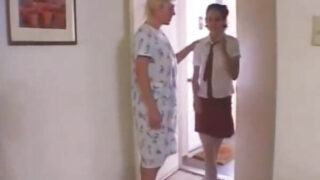 Die reifen Lesben Dana Hayes und Maggie Star ficken sich selbst in den Arsch