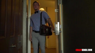 Młodzi wytatuowani ogierzy Alex Killborn i Logan Taylor głaszczą kutasy, ssą bez gumki i obciągają na twarz