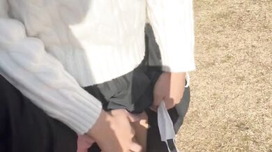 【野外露出/不倫密会】ディルド付き貞操帯とマスクを付けて公園散歩、最後はマ○コに入ってマン汁カスをお掃除フェラする肉厚不倫妻