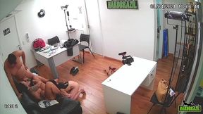 diretor levar duas atrizes para o escritorio e diz que vai gravar algo e elas acreditam e e flagrado pelas cameras de seguraca - elisa sanches - binho ted - vitoria vonteese