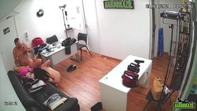 diretor levar duas atrizes para o escritorio e diz que vai gravar algo e elas acreditam e e flagrado pelas cameras de seguraca - elisa sanches - binho ted - vitoria vonteese