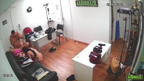 diretor levar duas atrizes para o escritorio e diz que vai gravar algo e elas acreditam e e flagrado pelas cameras de seguraca - elisa sanches - binho ted - vitoria vonteese