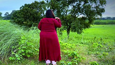 Arab Chubby go to the field & put a vibrator in vagina & asked someone to fuck her in public place