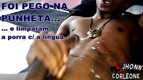 Me viu gozando na punheta e limpou a goza com a l&iacute_ngua