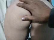 Manoseando a mi cuñada mientras no hay nadie en la casa le dejo las nalgas enlechadas