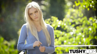 Blonde hoer in lingerie in de kont geneukt door Alex Grey