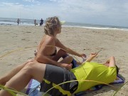 REAL AMATEUR PUBLIC HANDJOB RISKY ON THE BEACH !!! PEOPLE WALKING NEAR...