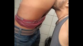 No meio do trabalho, fodeu um pau grande no banheiro do escrit&oacute_rio. real