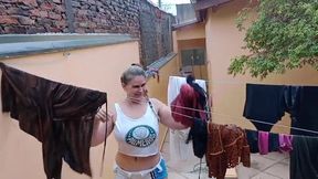 MILF Washing the Yard, Punched the Hose in Her Pussy