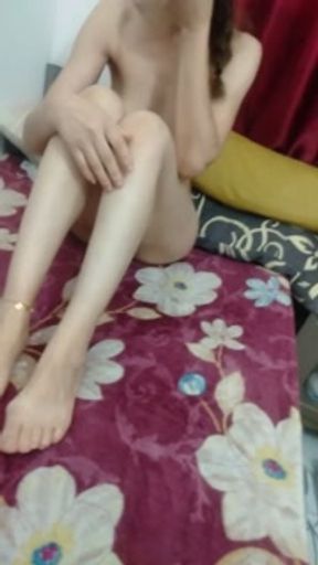 سارة الممحونة وهي بتجيب من كسها اللبن