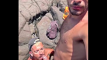 Foda ao ar livre ,nas rochas de uma praia paradis&iacute_aca e com plat&eacute_ia - Foda completa