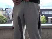 【4K】グレーのスウェットパンツで我慢出来ずに野外で大量お漏らし