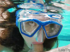 GF gives underwater BJ and anal fucked by the pool