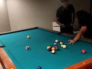 Gordita argentina siendo garchada arriba de una mesa de pool le rompen toda la colita casero