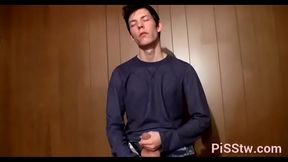 Homosexual Hunk Enjoys Pissy Fetish Hardcore Session With Twinks