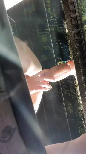 Een bochtige meid wordt geneukt met een dildo terwijl haar vriendje kijkt.