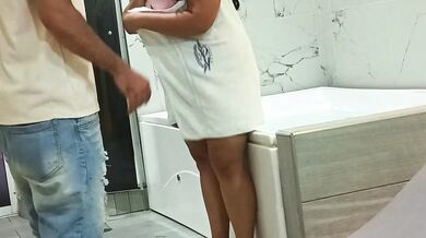 Colombiana receptionist creampie in jacuzzi after seduction