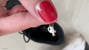 GIANTESS SCRATCHING HER SWEATY FEET WITH TINY MEN - MOV HD