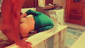 Casado fode meu cuzinho na banheira