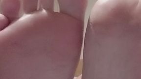 Sofia Avallone Shows Her Feet While Cumming & Masturbating Her Wet MILF Pussy
