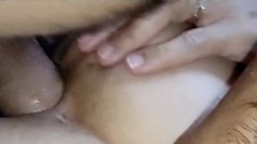 Большой член красиво раздвигает дырочки сексуальной жены