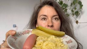 she eating her dinner m4