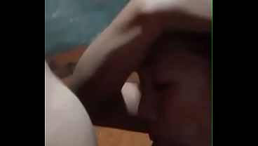 Me facina chupar el pito de este hombre y quiero que me lo metas hasta el fondo