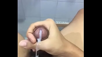 Punheta no banheiro