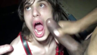 Dövme yaptırmış Fransız yakışıklı Germain EasyBi, birden fazla erkeğe oral seks yaptıktan sonra, boşalmayla sonuçlanan korunmasız bir ilişkiye giriyor.