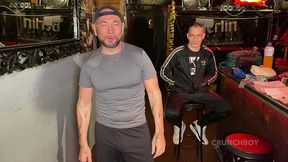 baise sans capote entre des beaux espagnols en backroom