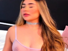 Pretty Babe Loves Toying Her Wet Pussy