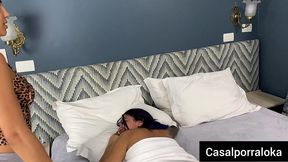 karen oliver se vinga da amiga safada.colocando ela para foder com dois negao enquanto ela coxila: