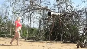 Een hete MILF wordt geneukt op een naakt strand.